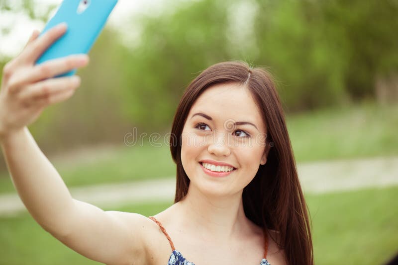 Selfie que toma femenino asiático