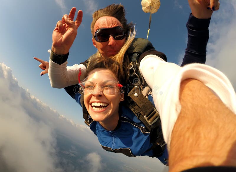 Selfie tandem skydiving con bella donna