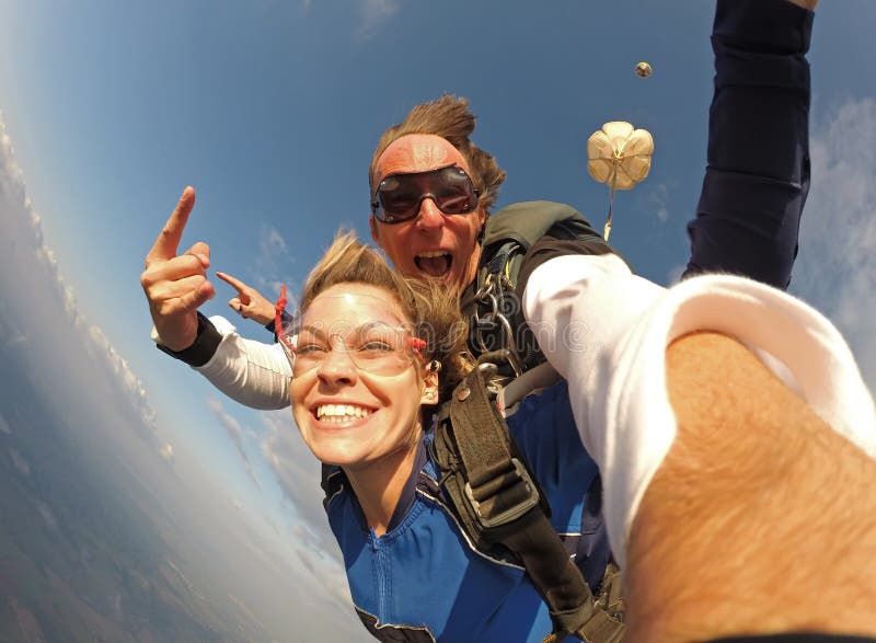 Selfie tandem skydiving met mooie vrouw