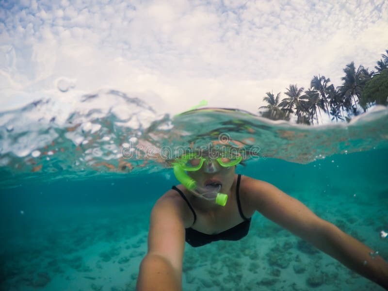 Selfie van een vrouwelijke vrouwentoerist die in duidelijke blauwe overzees a snorkelen stock foto's Selfie van een vrouwelijke vrouwentoerist die in duidelijke blauwe overzees a snorkelen stock foto's