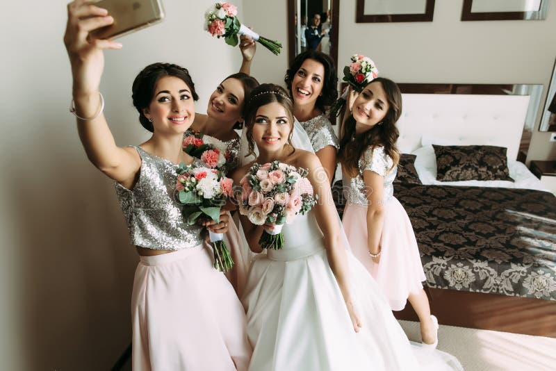 Selfie девушек с невестой перед wedding стоковое изображение Selfie девушек с невестой перед wedding стоковое изображение