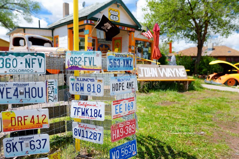 SELIGMAN, ARIZONA, LOS E.E.U.U. - 1 DE MAYO DE 2016: U retro colorido S Decoraciones de Route 66 en el distrito histórico de Seli fotografía de archivo libre de regalías SELIGMAN, ARIZONA, LOS E.E.U.U. - 1 DE MAYO DE 2016: U retro colorido S Decoraciones de Route 66 en el distrito histórico de Seli fotografía de archivo libre de regalías