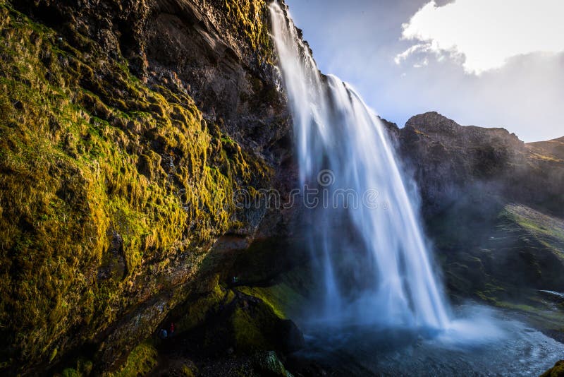 Seljalandsfoss - 4. Mai 2018: Der enorme Seljalandsfoss-Wasserfall, Island lizenzfreies stockbild