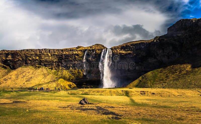 Seljalandsfoss - 4. Mai 2018: Der enorme Seljalandsfoss-Wasserfall, Island lizenzfreie stockfotografie