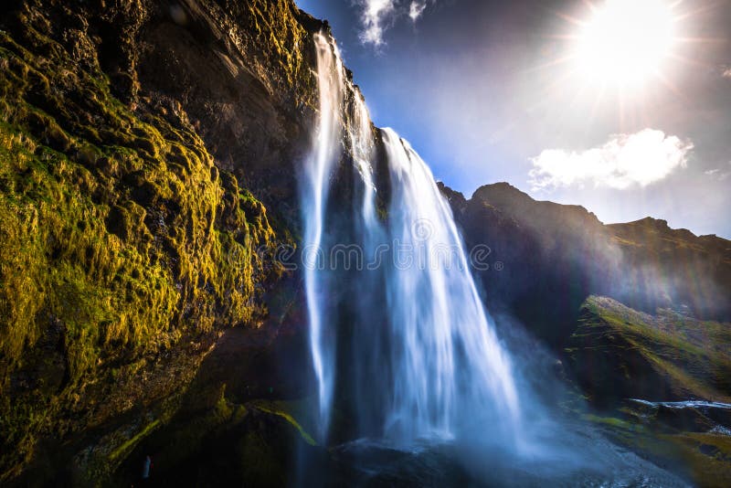 Seljalandsfoss - 4. Mai 2018: Der enorme Seljalandsfoss-Wasserfall, Island lizenzfreie stockbilder