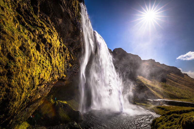 Seljalandsfoss - 4. Mai 2018: Der enorme Seljalandsfoss-Wasserfall, Island stockbild