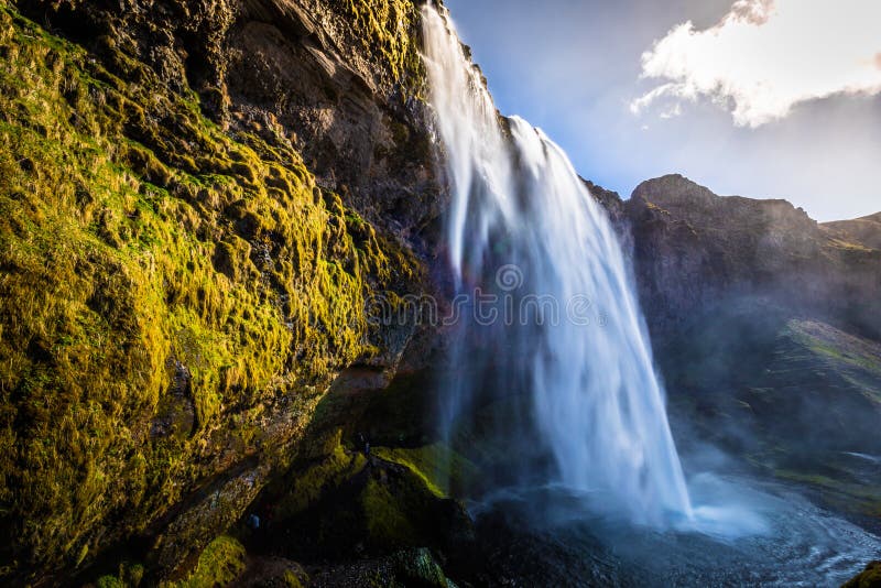Seljalandsfoss - 4. Mai 2018: Der enorme Seljalandsfoss-Wasserfall, Island stockfotografie