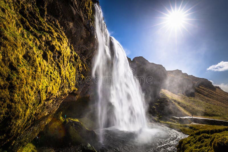 Seljalandsfoss - 4. Mai 2018: Der enorme Seljalandsfoss-Wasserfall, Island lizenzfreies stockbild
