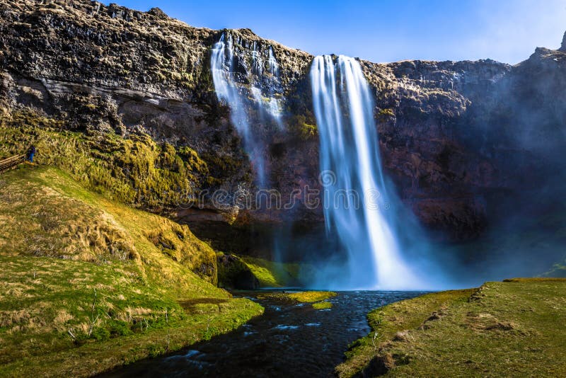 Seljalandsfoss - 4. Mai 2018: Der enorme Seljalandsfoss-Wasserfall, Island lizenzfreie stockfotos
