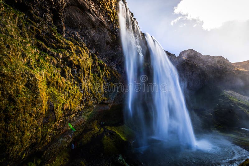 Seljalandsfoss - 4. Mai 2018: Der enorme Seljalandsfoss-Wasserfall, Island stockbild