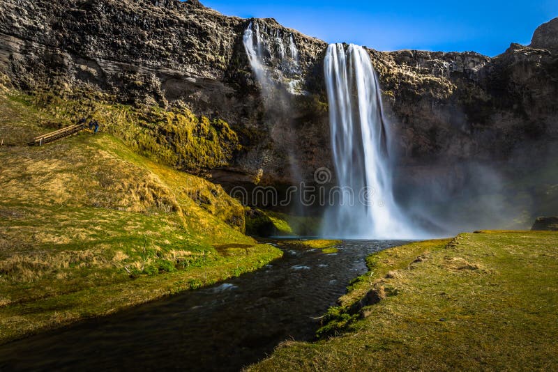 Seljalandsfoss - 4. Mai 2018: Der enorme Seljalandsfoss-Wasserfall, Island stockfotografie