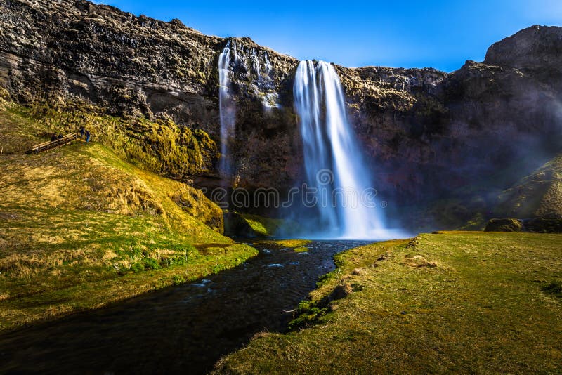 Seljalandsfoss - 4. Mai 2018: Der enorme Seljalandsfoss-Wasserfall, Island lizenzfreie stockfotografie