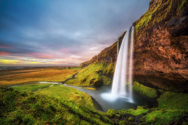 Seljalandsfoss vattenfall i Island på solnedgången