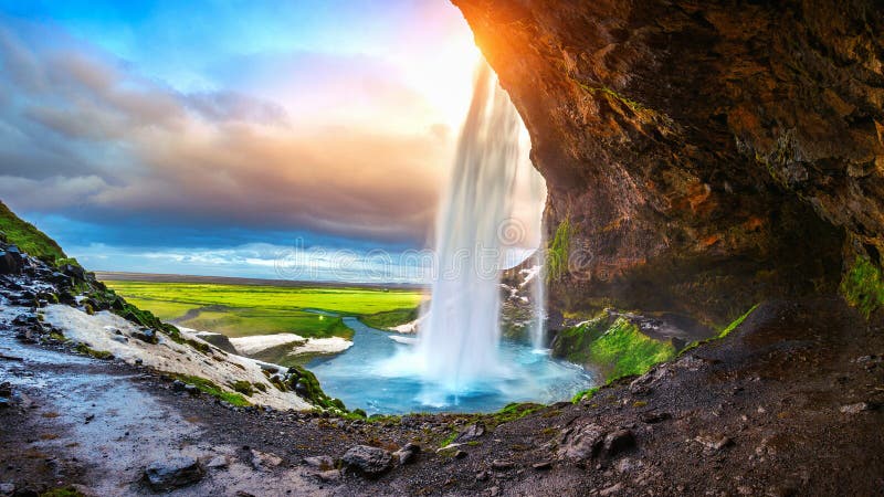 Seljalandsfoss-Wasserfall während des Sonnenuntergangs, schöner Wasserfall in Island stockfoto