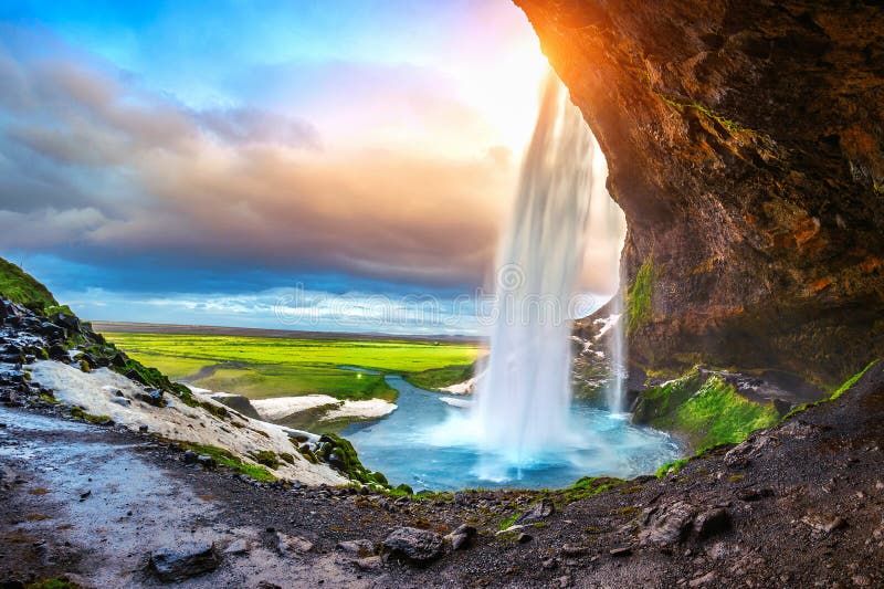 Seljalandsfoss-Wasserfall während des Sonnenuntergangs, schöner Wasserfall in Island
