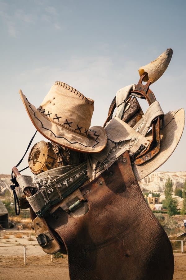 Sella del cavallo e del cappello da cowboy sull'azienda agricola immagini stock libere da diritti Sella del cavallo e del cappello da cowboy sull'azienda agricola immagini stock libere da diritti