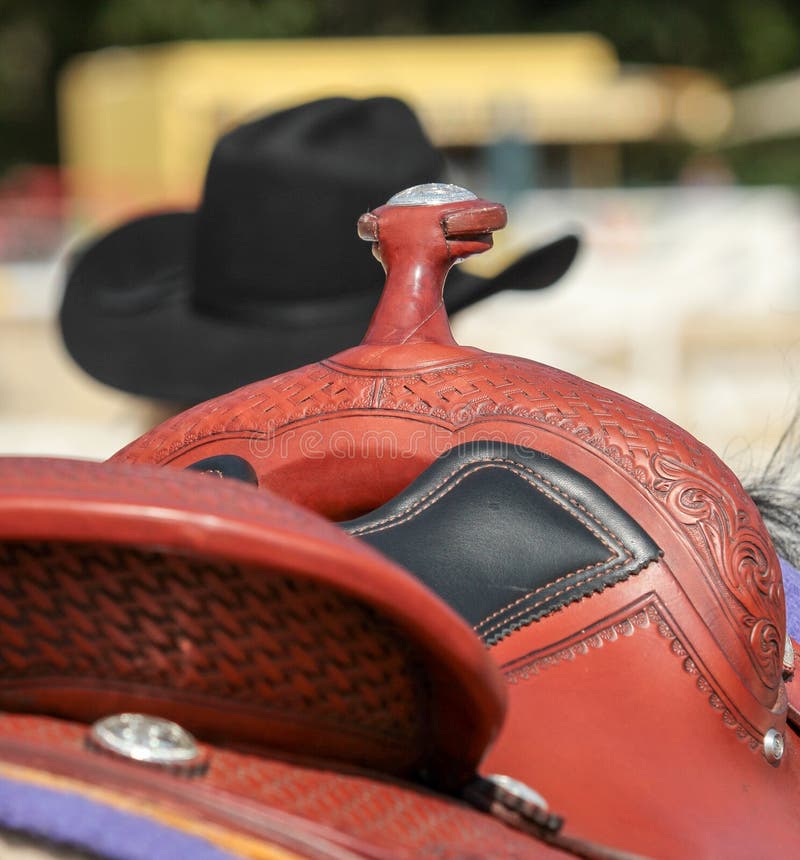 Sella occidentale con il cablaggio del cuoio e del cappello da cowboy immagini stock libere da diritti Sella occidentale con il cablaggio del cuoio e del cappello da cowboy immagini stock libere da diritti