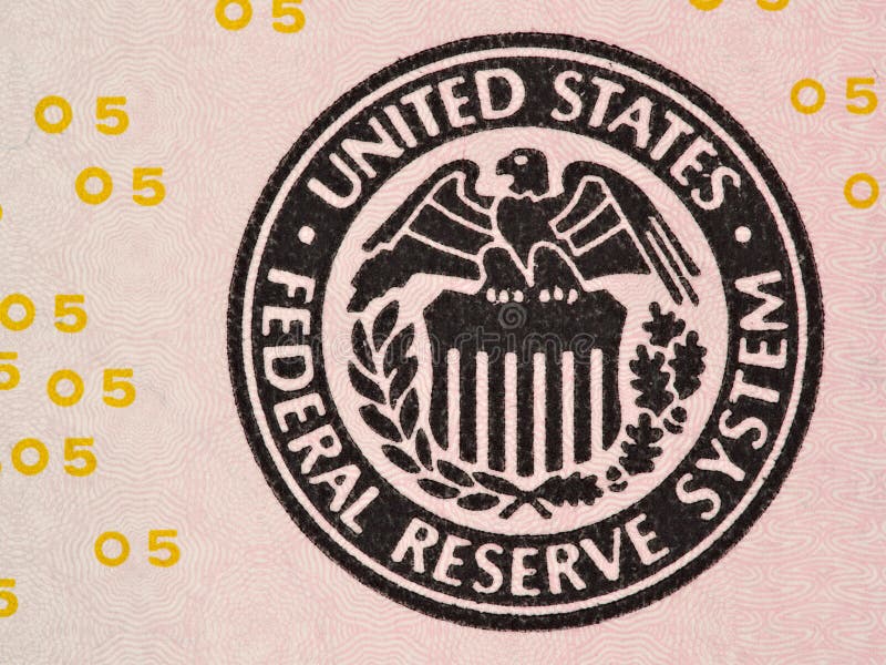 Sello del sistema de Federal Reserve en nosotros macr de 5 billetes de dólar