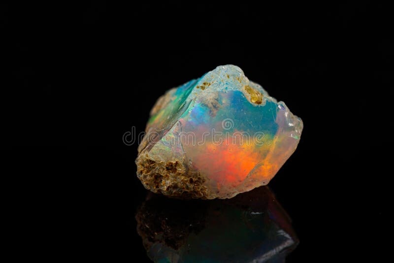 Seltene und schöne Opale des Makromineralsteins auf einem schwarzen Hintergrund stockfotos