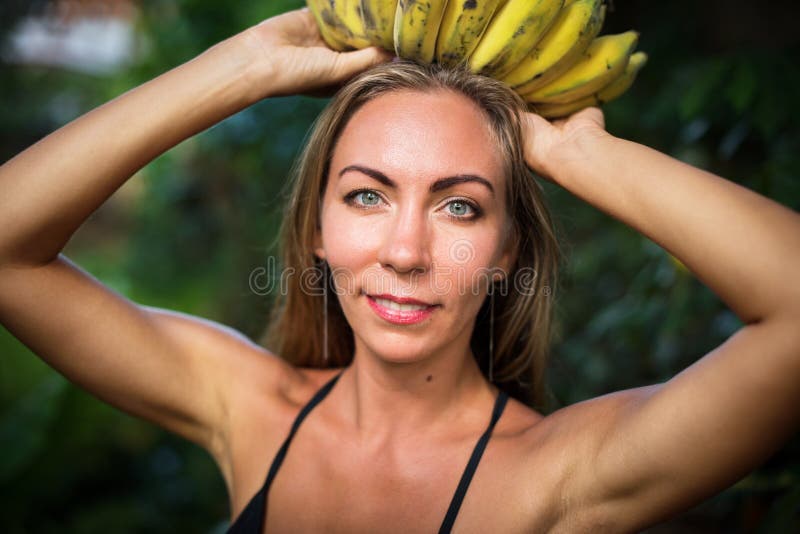 Selva tropical de la mujer de la belleza de la diosa del plátano de la corona fotografía de archivo libre de regalías Selva tropical de la mujer de la belleza de la diosa del plátano de la corona fotografía de archivo libre de regalías