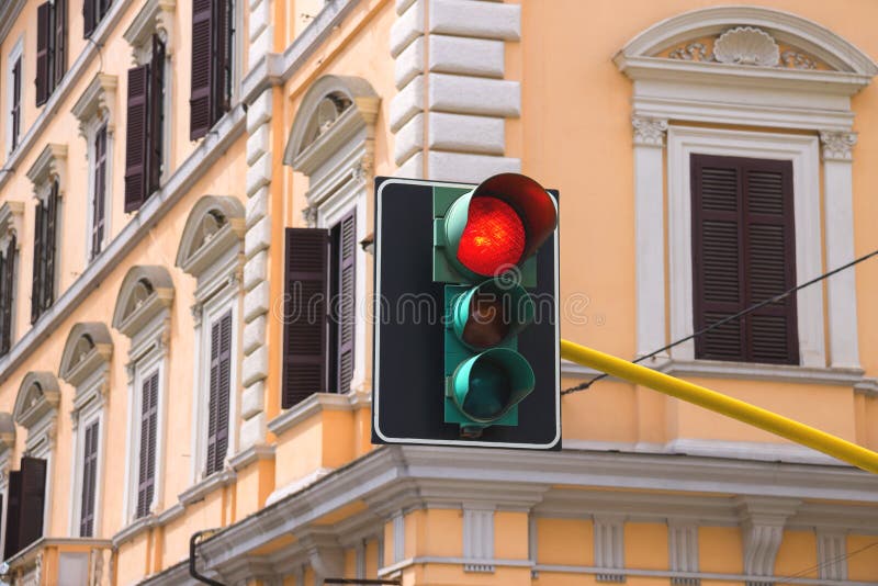 Semafoare la intersectia orasului este aprins rosu stock photos