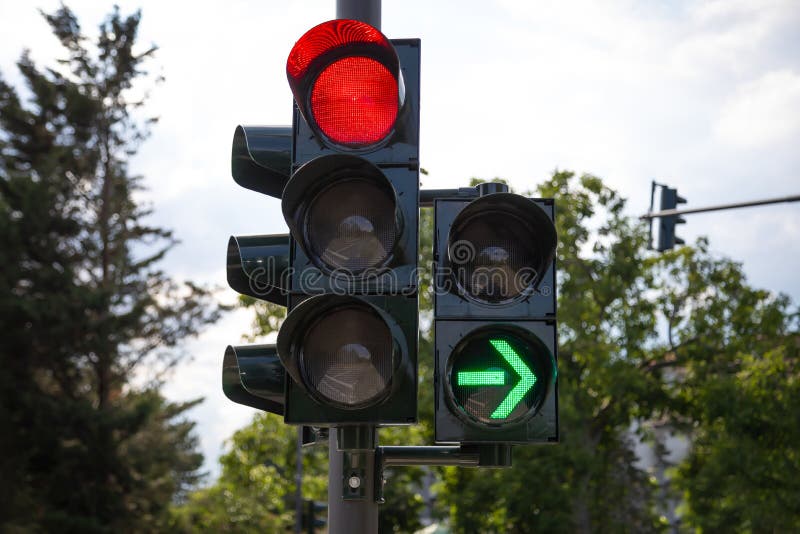 Semafor roșu german cu săgeată verde în sus, permis de lege să se întoarcă la dreapta stock images