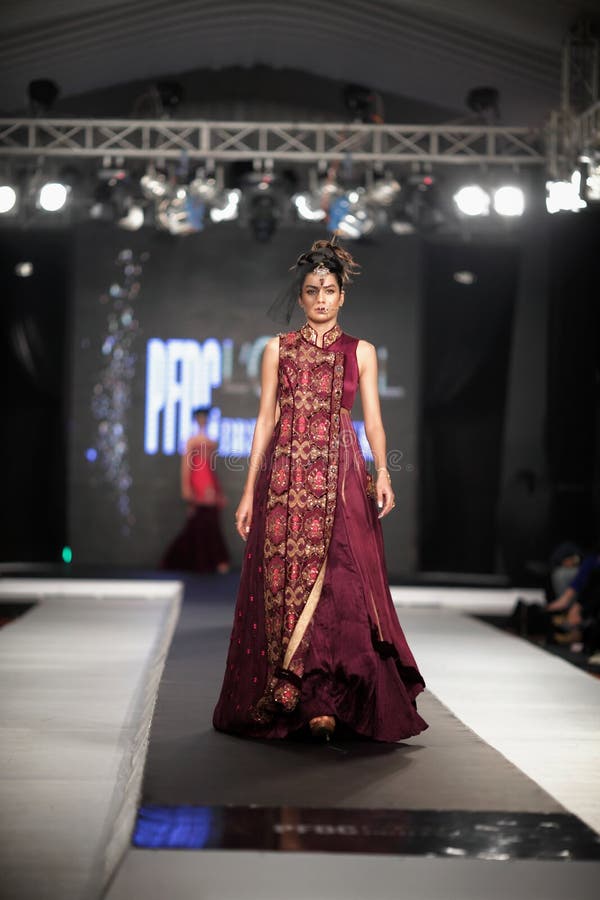 Semaine 2012 de mode d'automne du Conseil de conception de mode du Pakistan (PFDC). Le modèle pakistanais marche sur la rampe pendant la piste 2012 de semaine de mode de PFDC le deuxième jour à Lahore, Pakistan