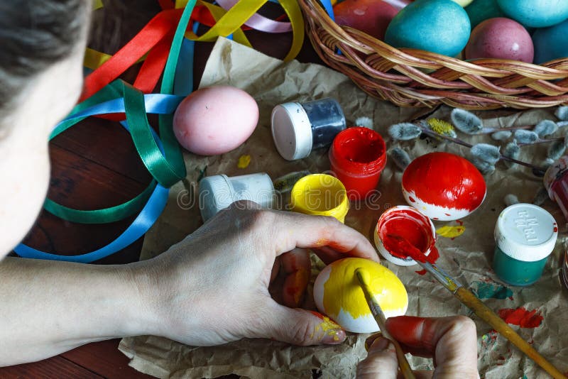 Semana Santa Una mujer está adornando los huevos de Pascua en casa imagen de archivo libre de regalías Semana Santa Una mujer está adornando los huevos de Pascua en casa imagen de archivo libre de regalías