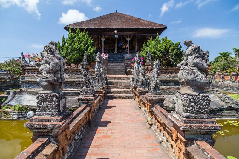 Semarapura, Bali/Indonesië - circa Oktober 2015: Het Paviljoen van Kerthagosa in Klungkung-Paleis, Semarapura stock afbeelding Semarapura, Bali/Indonesië - circa Oktober 2015: Het Paviljoen van Kerthagosa in Klungkung-Paleis, Semarapura stock afbeelding