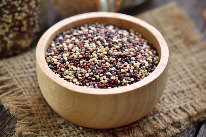 Sementes do Quinoa na bacia na madeira foto de stock Sementes do Quinoa na bacia na madeira foto de stock