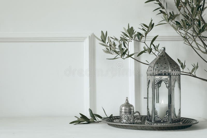 Semester med ramadan kareem lever fortfarande. Apelsinopulus moroccan lantern med olivträdsgrenar på träbord. kopp arkivfoton