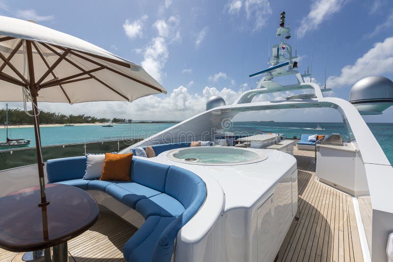 Semester på den motoriska yachten, detaljer av den inre lyxiga yachten royaltyfria foton