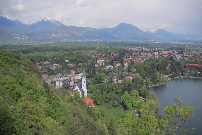 Semesterortstad på kust av den alpina sjön avtappade slovenia fotografering för bildbyråer Semesterortstad på kust av den alpina sjön avtappade slovenia fotografering för bildbyråer