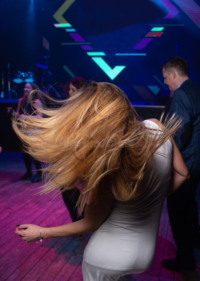 Semestervänskap med folk på kvällstid, dansk dans-fest royaltyfri foto