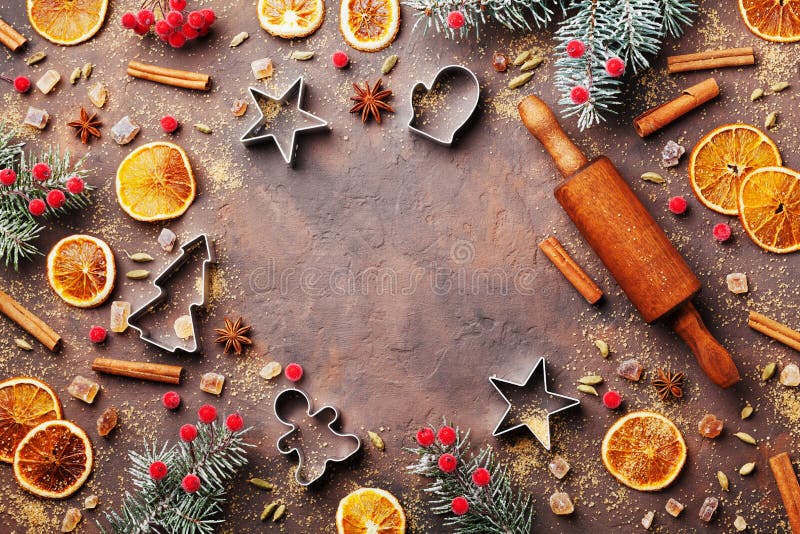 Semestra matbakgrund för stekheta pepparkakakakor med skärare, kavlen och kryddor på bästa sikt för tabell Julrecept