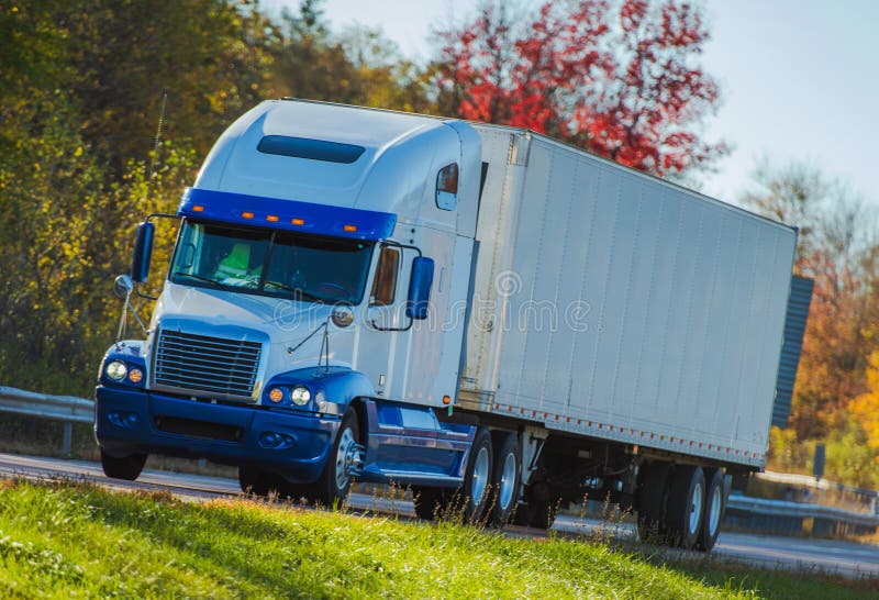 Do Equipamento Caminhão Grande Azul Semi Que Transporta Semi O Reboque Em  Frem Arqueado Foto de Stock - Imagem de dezoito, carga: 113842734