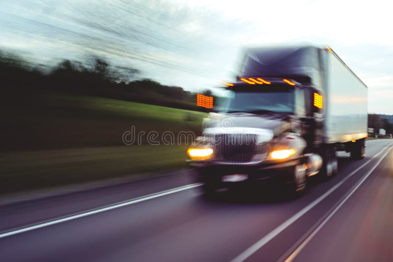 Semi-camion pe autostradă cu albastru de mișcare stock photos