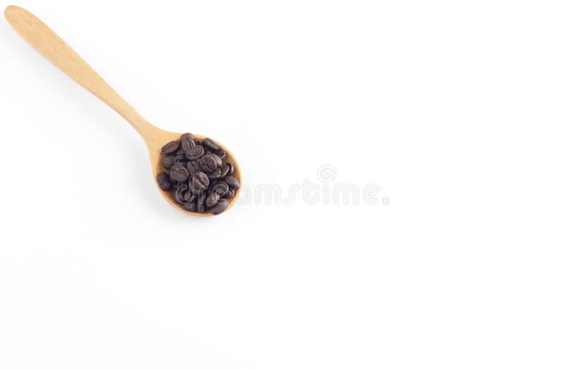 Semi del caffè in cucchiaio di legno su fondo bianco immagine stock libera da diritti Semi del caffè in cucchiaio di legno su fondo bianco immagine stock libera da diritti
