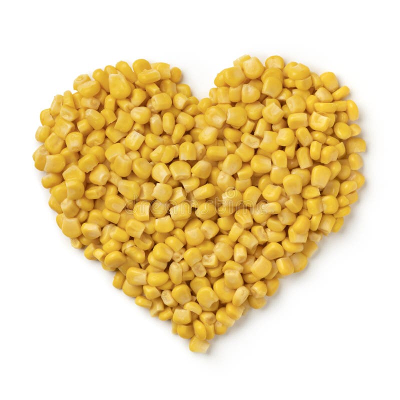 Semi di granturco giallo cotto fresco a forma di cuore su fondo bianco immagini stock libere da diritti