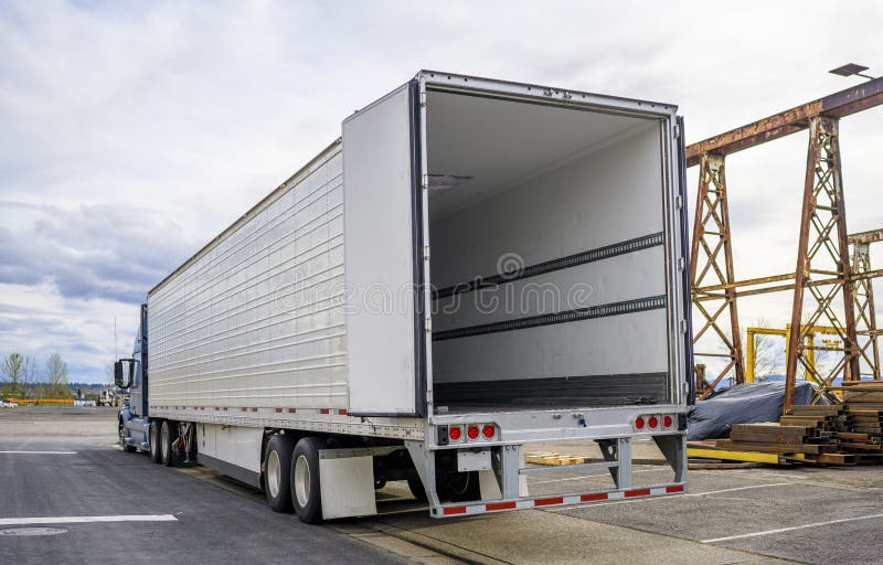 Do Equipamento Caminhão Grande Azul Semi Que Transporta Semi O Reboque Em  Frem Arqueado Foto de Stock - Imagem de dezoito, carga: 113842734