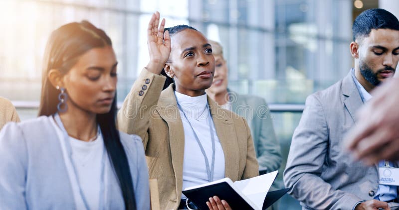Seminarfrau und Frage mit der Hand aufgeworfen für Präsentationskonferenz und Tagung oder Workshop. Diversity Business lizenzfreies stockbild