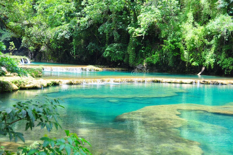 Úžasné tyrkysové bazény a vodopády Semuc Champey v Guatemale.