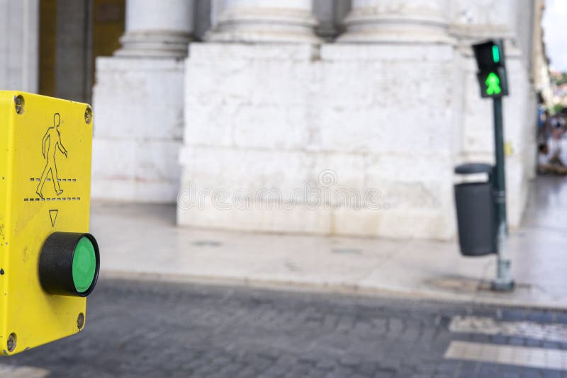 Semáforo verde com botão de controlo de passagem de peão, contando até 1 segundo. foto de stock royalty free