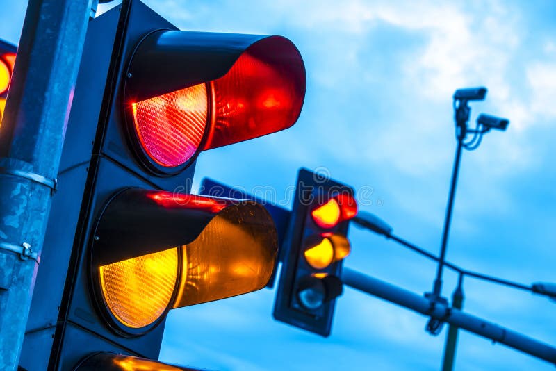 Semáforos sobre la intersección urbana