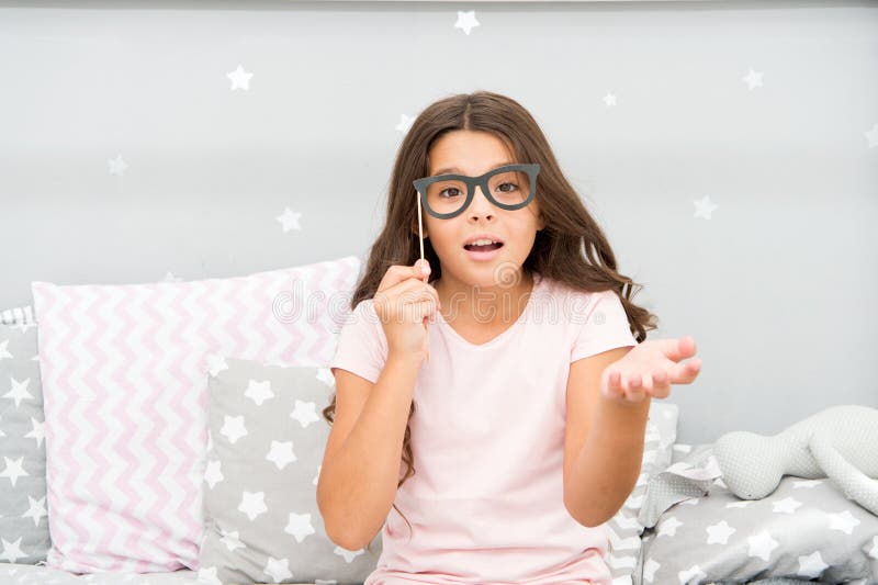 Sen przyjęcia fotografii budka wsparcia Dzieciak dziewczyna zastanawia się pozować z roczników eyeglasses przyjęcia atrybutem Prz zdjęcie royalty free Sen przyjęcia fotografii budka wsparcia Dzieciak dziewczyna zastanawia się pozować z roczników eyeglasses przyjęcia atrybutem Prz zdjęcie royalty free