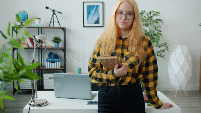 Sena rörelsen hos smarta tonflickor som står i hemmet och leker med kameran lager videofilmer