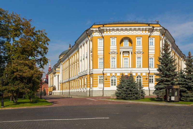 Senado do Kremlin, uma construção dentro das terras do Kremlin de Moscou, Rússia imagens de stock Senado do Kremlin, uma construção dentro das terras do Kremlin de Moscou, Rússia imagens de stock
