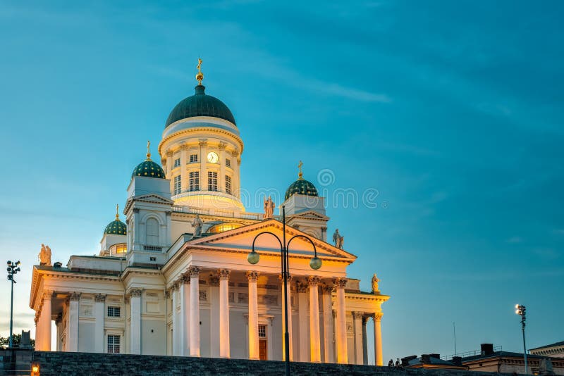 Senatfyrkant med den LutheranHelsingfors domkyrkan på aftonnatten arkivfoto Senatfyrkant med den LutheranHelsingfors domkyrkan på aftonnatten arkivfoto