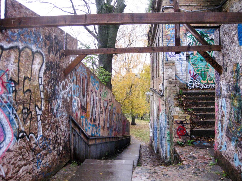 Sendero entre las paredes de la pintada, Uzupis imágenes de archivo libres de regalías Sendero entre las paredes de la pintada, Uzupis imágenes de archivo libres de regalías