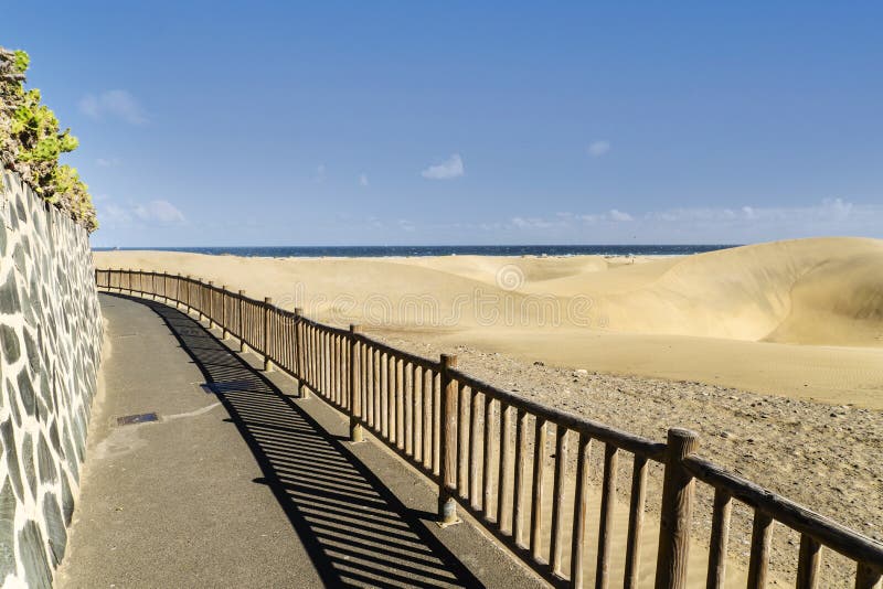 Sendero panorámico a lo largo de dunas en maspalomas reserva natural gran canaria españa fotografía de archivo libre de regalías